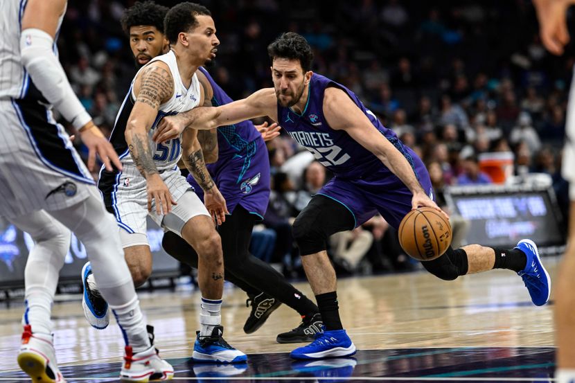 Vasa Micić do NBA rekorda karijere! Srpski plej kao starter najefikasniji u porazu Hornetsa