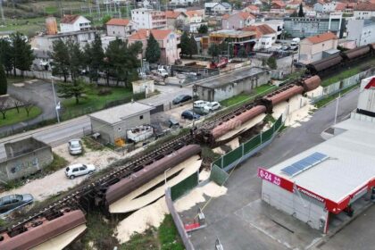 Detalji željezničke nesreće: Iz prevrnutih vagona kod Mostara prosuo se šećer