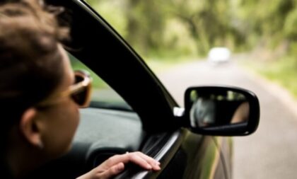 Razumno objašnjenje: Vožnja sa spuštenim prozorima može predstavljati dodatni trošak