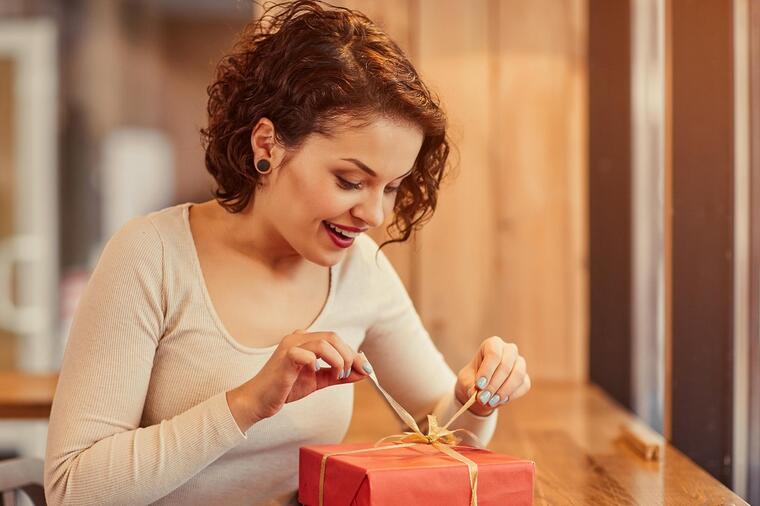 Poklon ne mora da bude skup: Kako za male pare oduševiti najmilije