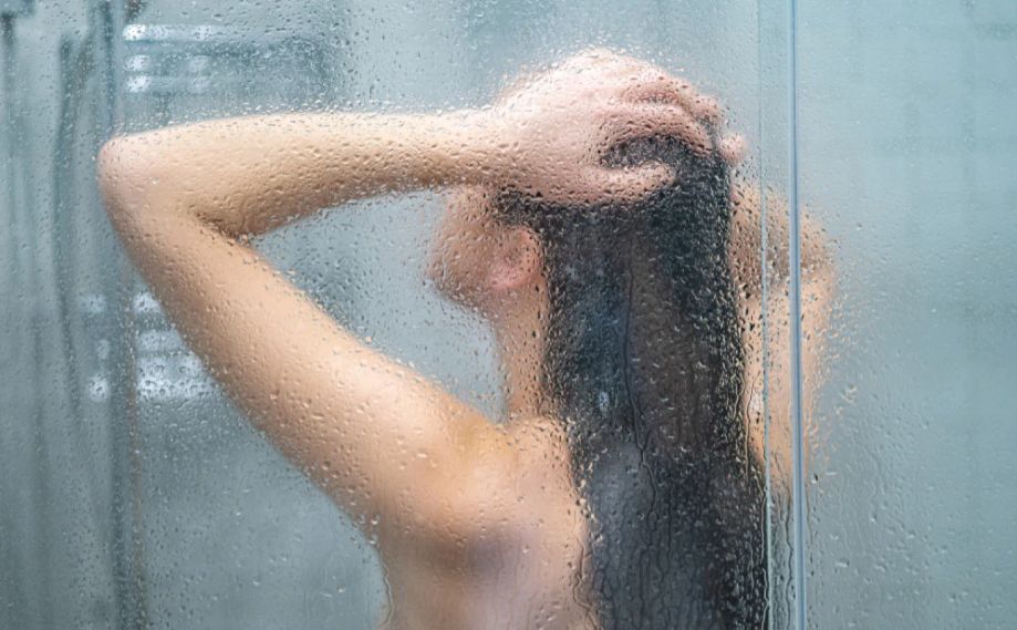 Nije svejedno: Da li je bolje tuširati se hladnom vodom ujutru ili uveče?