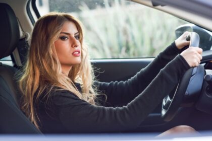 Ko kaže da su žene loši vozači? Isparkirala iz gotovo nemoguće situacije VIDEO