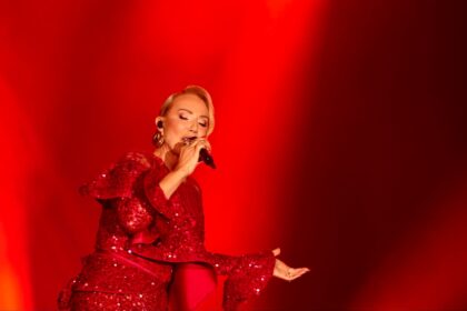 Lepa Brena s pjesmom “Uđi slobodno” otvorila drugi koncert u Sarajevu