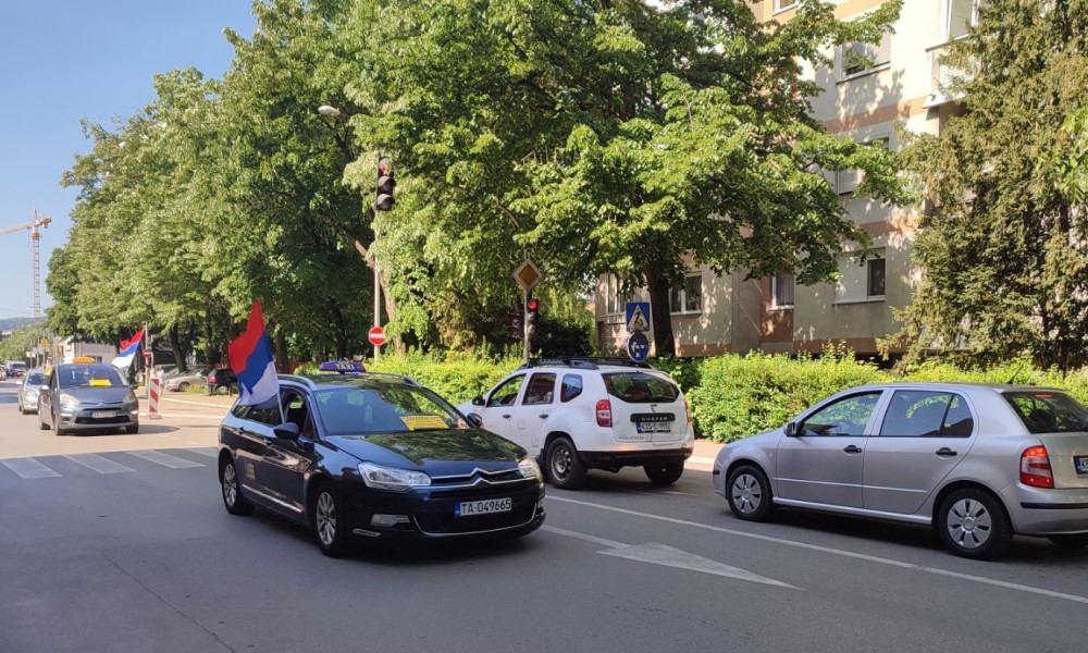 Banjalučki taksisti protestuju: “Protiv smo etiketiranja srpskog naroda kao genocidnog” FOTO