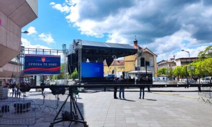 Postavlja se bina i ozvučenje: Trg Krajine se sprema za miting “Srpska te zove” FOTO/VIDEO