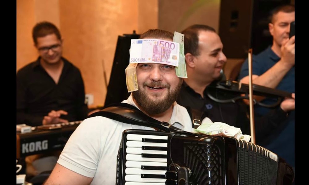 Svirao na svadbi Uroša Živkovića: Borko Radivojević za veče od bakšiša zaradio za stan