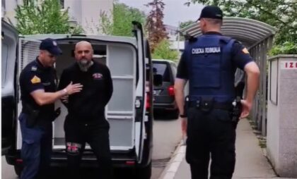 Duge cijevi na ulicama Banjaluke: Sudska policija dovezla ubicu u Dom zdravlja