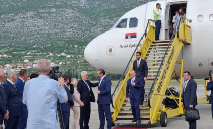 Prvim letom “Er Srbije” iz Beograda: Vučić doputovao u Mostar, evo ko ga je dočekao