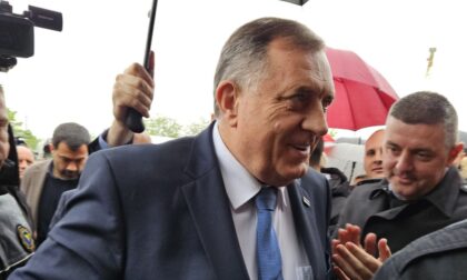 Dodik stigao u sud: Dočekan aplauzom, uz povike “Mile, Mile!” VIDEO