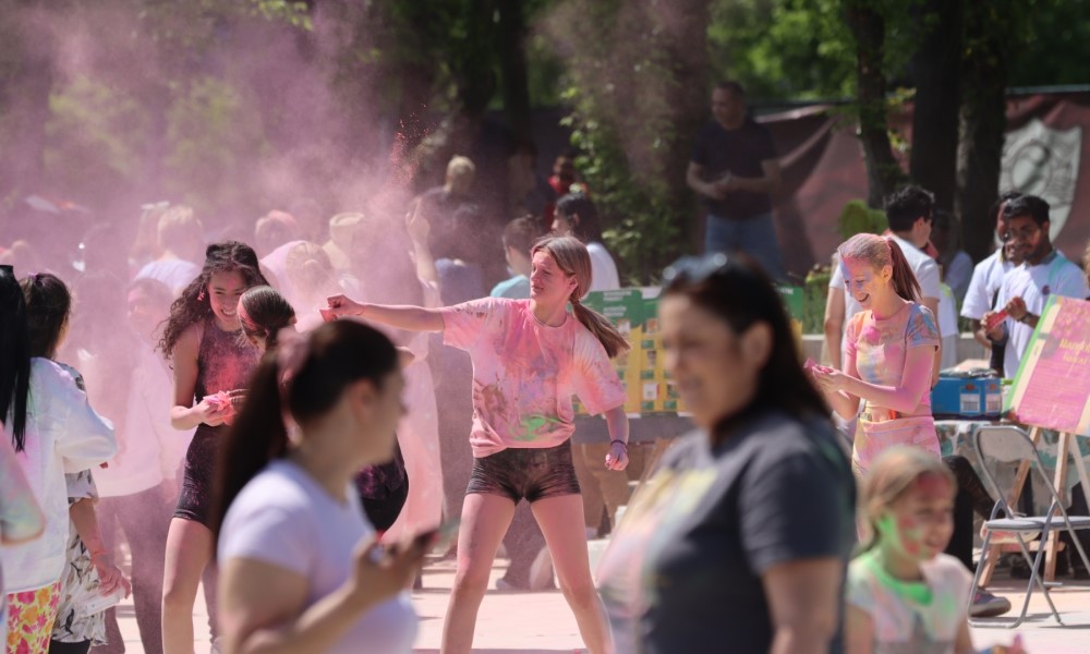 Duh Indije u srcu Banjaluke: Studenti organizovali Festival boja FOTO