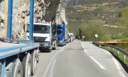 Velika kolona automobila i kamiona: Zastoj u kanjonu Tijesno