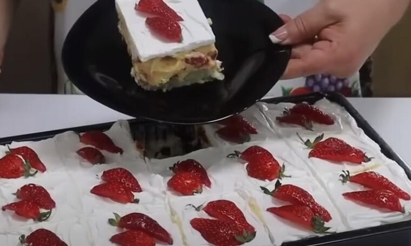 Čime se zasladiti za Vaskrs? Napravite brze ledene kocke sa jagodama, pohvale će pljuštati