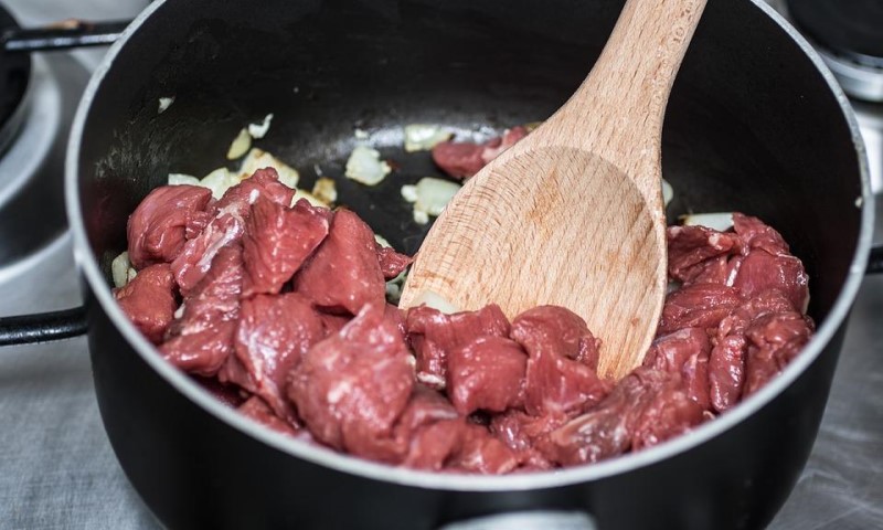 Biće mekana i sočna: Evo koliko dugo treba da se dinsta govedina