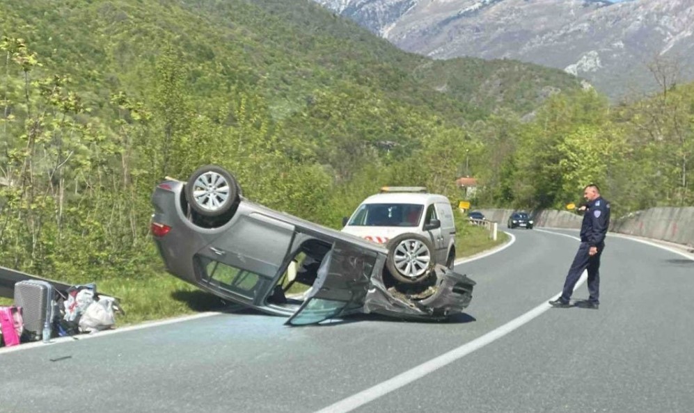 Automobil završio na krovu: Dvije starije osobe povrijeđene