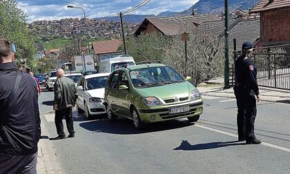 Nesreća u blizini Osnovne škole: Automobil udario ženu i dijete