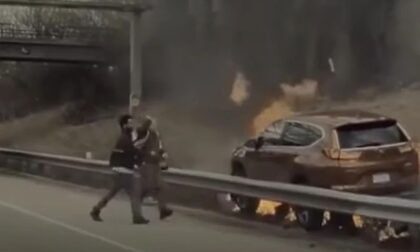 Požar zahvatio automobil, a vozač ostao zarobljen: Pogledajte dramatičnu akciju spasavanja VIDEO