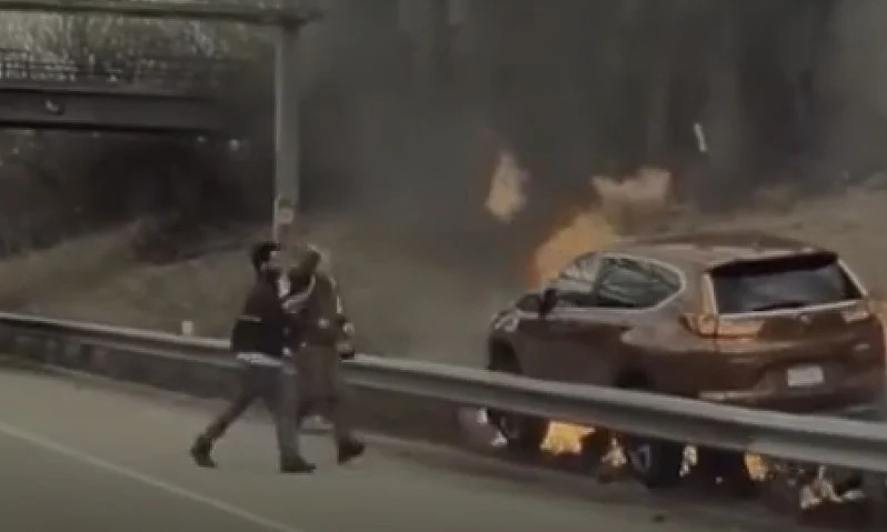 Požar zahvatio automobil, a vozač ostao zarobljen: Pogledajte dramatičnu akciju spasavanja VIDEO