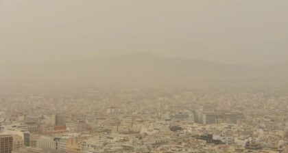 Ne vidi se prst pred okom: Pješčana magla prekrila Grčku VIDEO
