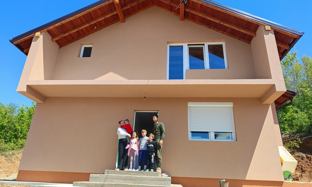 Humani ljudi udružili snage: Šestočlana porodica Krunić uselila u novu kuću FOTO