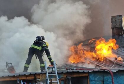 Požar zahvatio veliki dio naselja: Na terenu preko 10 vozila vatrogasaca FOTO