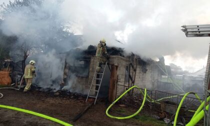 Požar kod Prijedora uništio imanje: Izgorjela štala, automobil, sijeno i kukuruz FOTO