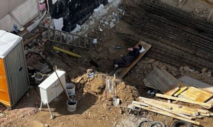 Fotografija koja je dotakla mnoge: Izmoreni radnik zaspao na dasci na gradilištu