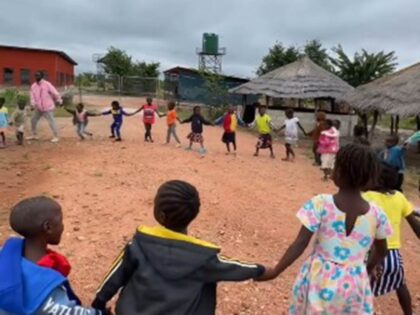 Nestvarna scena sa drugog kontinenta: Djeca u Africi igraju “Ringe ringe raja” VIDEO