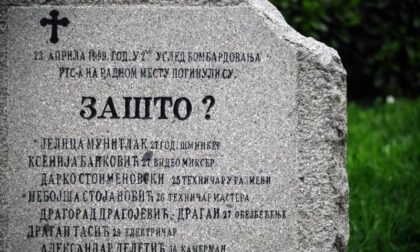 Žrtve NATO agresije: Ubijenim radnicima RTS-a odata pošta kod spomenika “Zašto?”