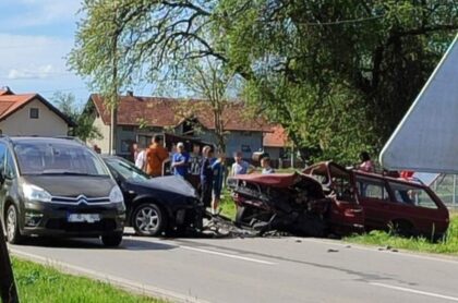 Vozila smrskana! U stravičnom sudaru teško povrijeđene dvije osobe