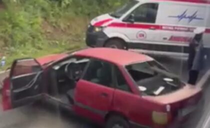 Hitna na terenu: Vozač izgubio kontrolu nad automobilom i udario u brdo