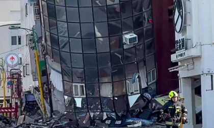 Jezivi snimci: Zemljotres pogodio Tajvan, zgrade se naginju i ruše VIDEO