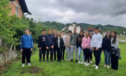 Druženje, tolerancija i poštovanje: Učenici iz Sanskog Mosta i Ribnika zasadili drvo prijateljstva