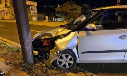 Izgubio kontrolu: Vozilom se “zakucao” u stub ulične rasvjete FOTO