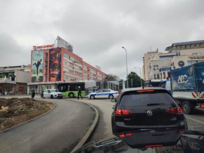 Završen uviđaj: Oglasila se policija o sudaru dva autobusa i auta u centru Banjaluke