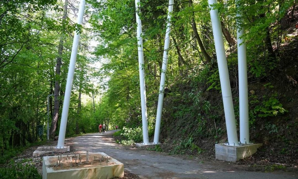 Nesreća na Banj brdu: Prevrnuo se bager, hitna odvezla radnika FOTO
