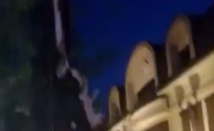Oborio dio stabla na vozila: Vjetar napravio probleme u Banjaluci VIDEO