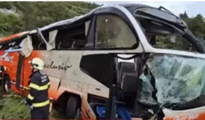 Vozači, oprez i strpljenje: Lokalni autobusom sletio u provaliju kod Makarske VIDEO/FOTO