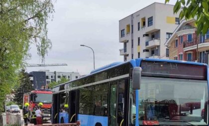 Incident u Banjaluci: Dim istjerao putnike iz gradskog autobusa – bilo i djece VIDEO