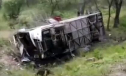 Najmanje 12 osoba poginulo: Autobus koji je prevozio radnike sletio u jamu