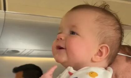 Pozdravljala ih sve redom: Preslatka beba oduševila putnike u avionu VIDEO