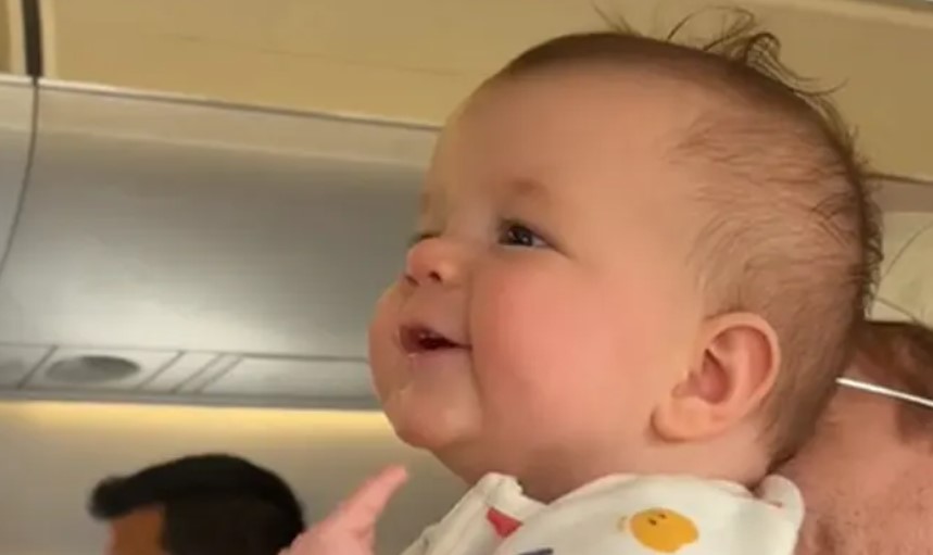 Pozdravljala ih sve redom: Preslatka beba oduševila putnike u avionu VIDEO