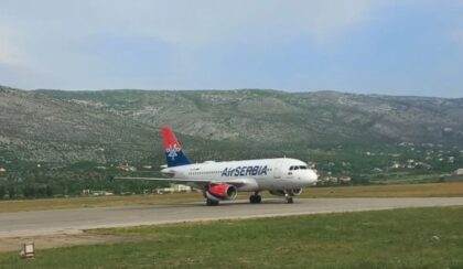 Put kroz oblaka – od Beograda do Mostara: Na aerodrom sletio prvi avion