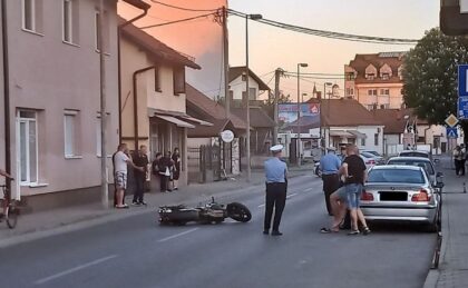 Motociklom udario pješaka, oboje prevezeno u Urgentni blok