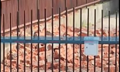 Drama u Banjaluci: Otpala fasada sa zgrade, cigle završile kod dječje igraonice VIDEO