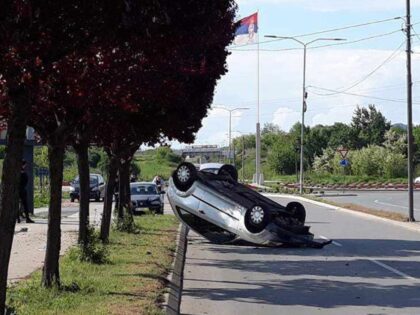 Automobil udario u drvo, pa se prevrnuo na krov: Povrijeđeni žena i dijete