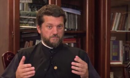 Čovjek se požalio svešteniku da mu ništa ne ide u životu: Otac Gojko mu dao “zlatan savjet” VIDEO