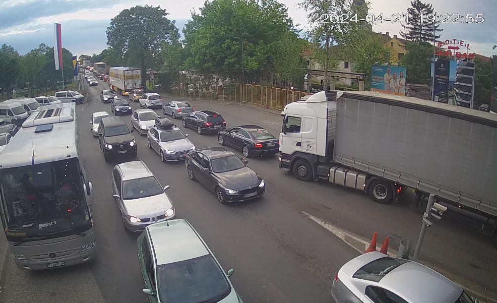 U oba smjera: Duge kolone u Velikoj Kladuši, Gradini, Brodu i Svilaju