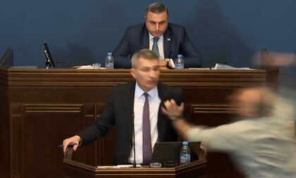 Opozicionar udario šakom u lice suparnika! Sijevale pesnice u parlamentu VIDEO
