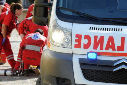 Šest osoba povrijeđeno, jednoj se bore za život: Automobil naletio na vozilo hitne pomoći