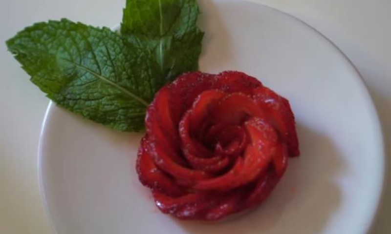 Potpuni hit na internetu: Napravite ružu od jagoda VIDEO